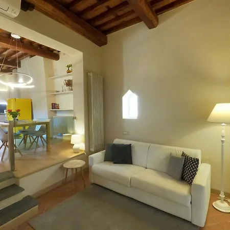Charming Apartment, Modern Comfort In Historic Setting דירה לוקה