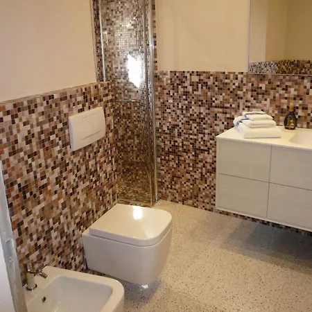 Charming Apartment, Modern Comfort In Historic Setting דירה *