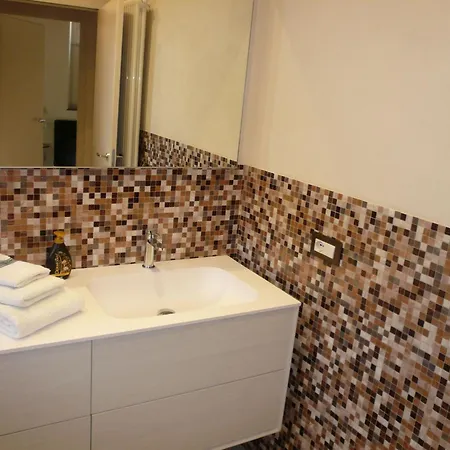 Charming Apartment, Modern Comfort In Historic Setting דירה